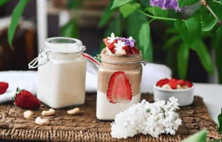 Rețetă fitness: Mic dejun vegan cu iaurt de casă din caju