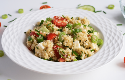 Rețetă Fitness: Salată tabbouleh din ierburi proaspete și quinoa