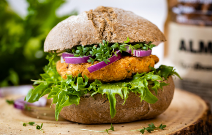 Rețetă fitness: Burger vegan cu năut