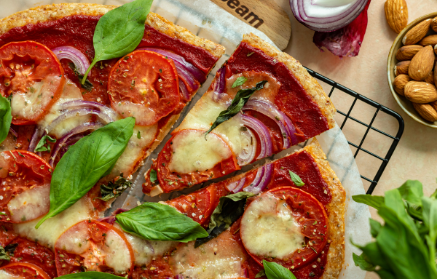 Rețetă fitness: Pizza ușoară fără făină cu mozzarella, migdale și iaurt