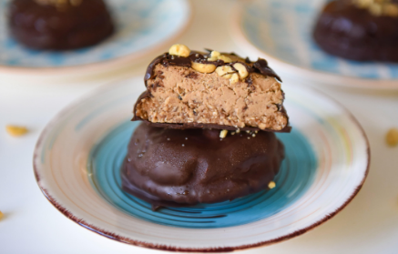 Rețetă fitness: Biscuiți fără coacere cu unt de arahide și ciocolată