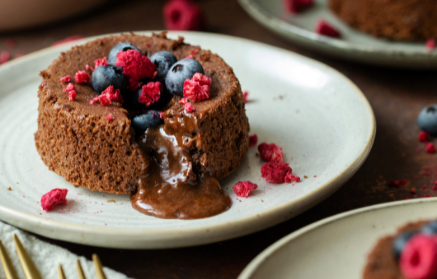 Rețetă Fitness: Lava Cake de ciocolată decorat cu fructe
