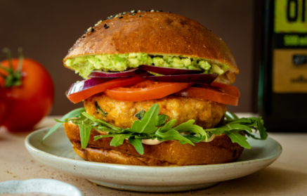 Rețetă fitness: Burger de pui suculent cu avocado și sos de iaurt