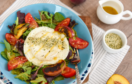 Rețetă Fitness: Salată light cu omletă de albușuri și brânză de capră