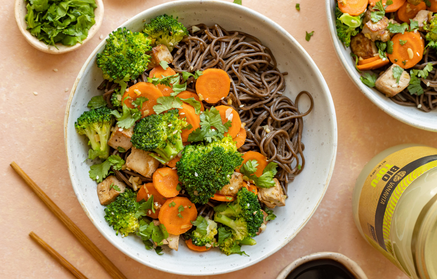 Rețetă Fitness: Soba noodles cu tofu și legume