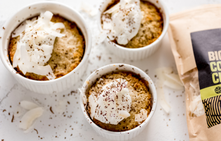 Rețetă Fitness: Prăjitură cu nucă de cocos și cremă de iaurt în pahar